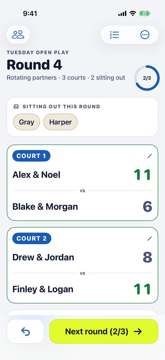 A live round: who sits out, then each court with its teams and scores